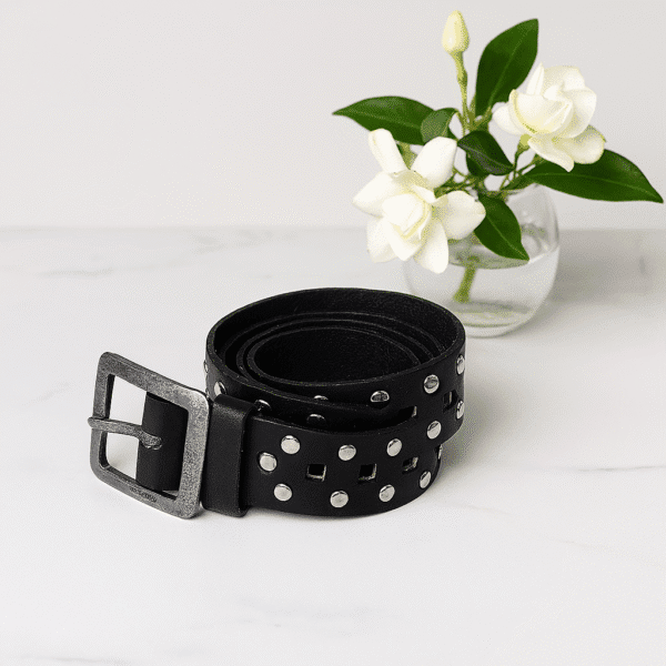 Cinturon de cuero con tachas